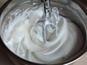 打到出现明显纹路时，加入剩下的20克左右的白糖，中速转低速搅打