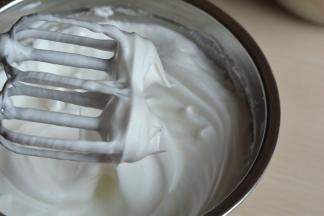 当手下感到有些阻力，蛋白细腻光滑有光泽时，提起打蛋头，蛋白呈大弯钩状，蛋白糊打发完毕；此时烤箱开始预热150度5-10分钟