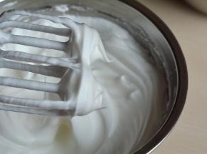 当手下感到有些阻力，蛋白细腻光滑有光泽时，提起打蛋头，蛋白呈大弯钩状，蛋白糊打发完毕；此时烤箱开始预热150度5-10分钟