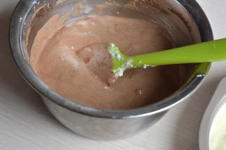 将剩下的蛋白糊与可可蛋黄糊依上述步骤来完成，成细腻的可可蛋糕糊