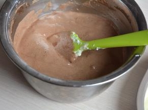 将剩下的蛋白糊与可可蛋黄糊依上述步骤来完成，成细腻的可可蛋糕糊