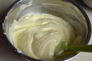 翻拌均匀后再取剩下的2/3蛋白糊入盆中；翻拌均匀，呈细腻的蛋糕糊，暂时放一边备用，此时如果有个帮手就好了，能帮你完成下一步，没有的话，就只能快速完成啦