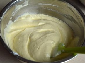 翻拌均匀后再取剩下的2/3蛋白糊入盆中；翻拌均匀，呈细腻的蛋糕糊，暂时放一边备用，此时如果有个帮手就好了，能帮你完成下一步，没有的话，就只能快速完成啦