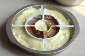 法焙客多彩蛋糕模准备好，先用两张，把中间的分隔器也装好；原味蛋糕糊倒入外圈及中间圈中，8分满即可，二圈倒入可可蛋糕糊