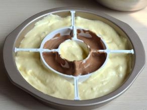 法焙客多彩蛋糕模准备好，先用两张，把中间的分隔器也装好；原味蛋糕糊倒入外圈及中间圈中，8分满即可，二圈倒入可可蛋糕糊