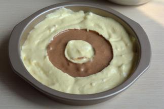 轻轻将分隔器提起来，放在水龙头下冲洗干净；