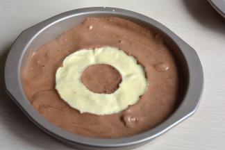 同样的方法，将另一张烤盘放分隔器，蛋糕糊穿插着倒入其中，8分满