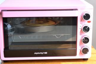 将两个烤盘分别送入预热好的两个烤箱中，150度，上下火，中层，40分钟左右