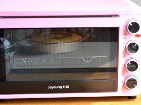 将两个烤盘分别送入预热好的两个烤箱中，150度，上下火，中层，40分钟左右