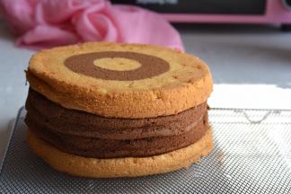 出炉后晾凉脱模，将烤盘洗净，再重新做两个蛋糕，这样就是四个蛋糕了