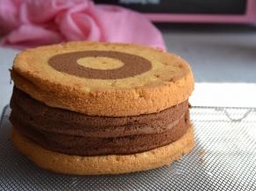 出炉后晾凉脱模，将烤盘洗净，再重新做两个蛋糕，这样就是四个蛋糕了