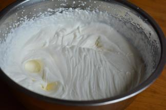 冷藏10小时以上的淡奶油取300克左右，加30克白糖，打到8、9分状出现明显纹路