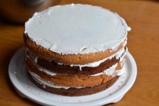 一片蛋糕一层奶油这样摞起来，顶部的奶油抹得稍厚一些