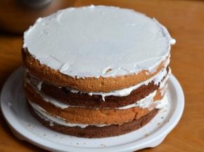 一片蛋糕一层奶油这样摞起来，顶部的奶油抹得稍厚一些