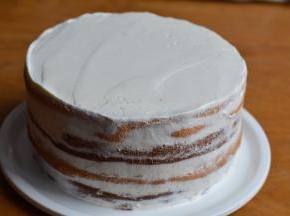 用抹刀将周边的奶油和蛋糕体刮一刮即可，入冰箱冷藏一小时再做装饰或者食用