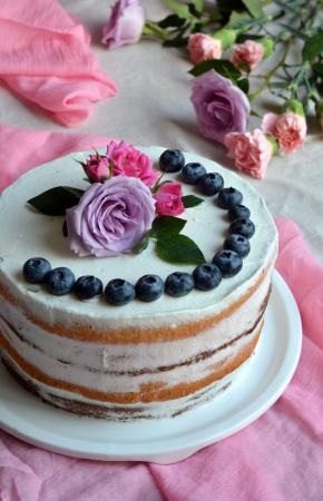 花朵清洗干净，沥干水，枝端用保鲜膜包一下，插在奶油上做装饰