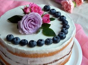 花朵清洗干净，沥干水，枝端用保鲜膜包一下，插在奶油上做装饰