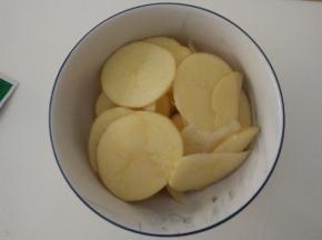 土豆切成薄片放入大碗中。