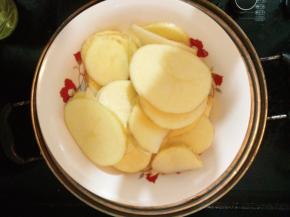 放入蒸锅内蒸约15分钟左右，至土豆彻底软烂。