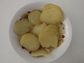 取出蒸好的土豆，压成泥。