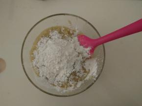 土豆泥中加入淀粉。