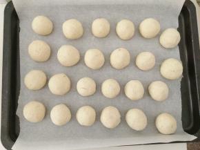 搓成大小相等的圆球。