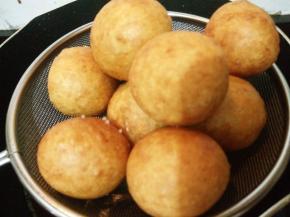 炸至金黄色捞出控油。