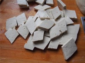 豆腐切成0.7mm左右的薄片