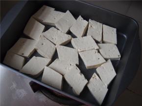 不粘锅内放入少量油，放入豆腐片