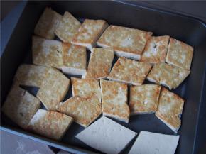 一面煎成金黄色后，反面同样煎好