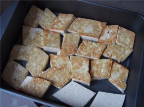 一面煎成金黄色后，反面同样煎好