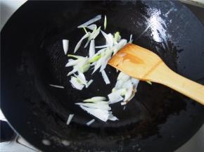 另起一锅，放入少量油，放入葱丝煸炒