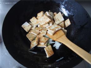 另起一锅，放入少量油，放入葱丝煸炒