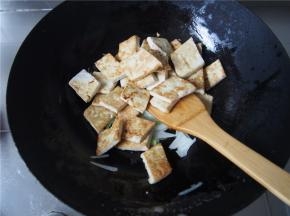 另起一锅，放入少量油，放入葱丝煸炒