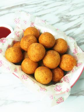 撒上适量椒盐，趁热食用。沾番茄酱更加美味。