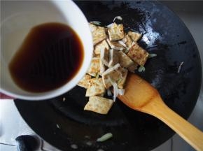 料酒、酱油、白糖加入适量清水兑成汁，倒入锅中