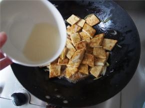 淀粉用水兑开，倒入