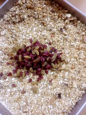 每10分钟拿出来把麦片翻拌一下 在放入烤箱 最后3-5分钟的时候加入干果类翻拌均匀 烘烤结束 取出放凉即可装罐密封保存。