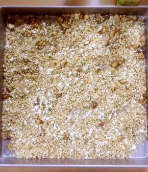 混合均匀后 平铺在烤盘中 不能很厚 3/1烤盘高度