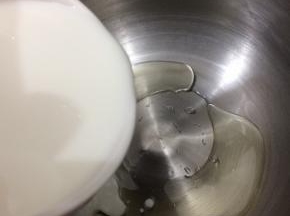 在加入牛奶