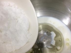 在将糖加入