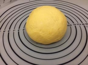拿出盖上保鲜膜饧十分钟