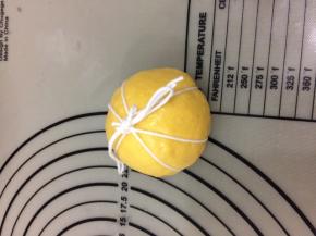 将线糸在上面，不要糸紧，一会儿发酵会大的