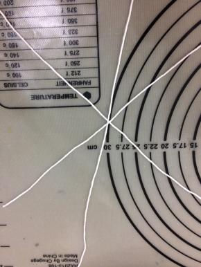 准备三条线交叉放置