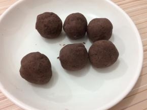 豆沙搓成圆球