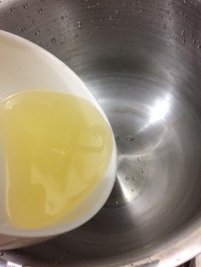 厨师机中加入油