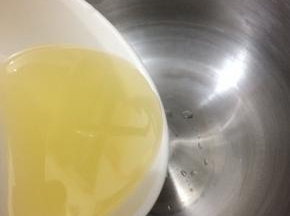 厨师机中加入油