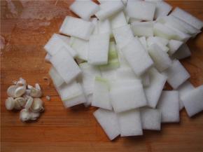 冬瓜切成小块，准备适量葱花