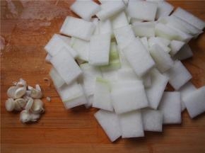 冬瓜切成小块，准备适量葱花