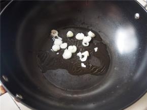 锅内热油，加入葱花爆炒出香